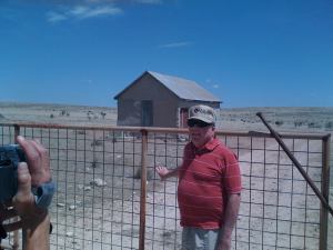 Jesse Marcel Jr. davanti al capanno nel Foster Ranch (foto M. Baiata)