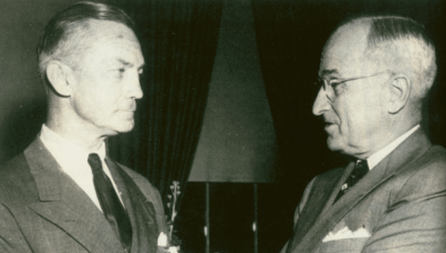 L'ammiraglio James Forrestal (a sinistra) e il presidente americano Harry Truman.