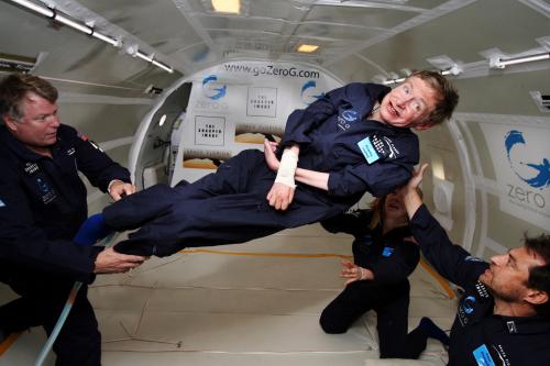 Il fisico Stephen Hawking nel modulo NASA a gravità zero. (Foto Commons Wikimedia)