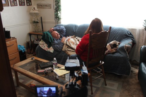 Steve Pierce surante una regressione ipnotica condotta da Yvonne Smith (photo: Lori Wagner)