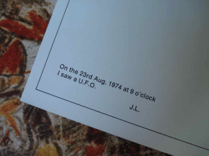La nota di copertina in cui Lennon menziona l'avvistamento.  