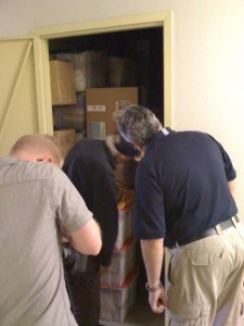 La videocamera di McClellan scruta all'interno del container. (Foto: Maurizio Baiata)