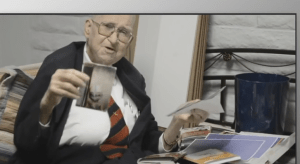 L'ingegnere aerospaziale Boyd Bushman mostra una delle foto di un presunto alieno. 