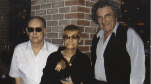 Ron Garner con i genitori di Dan Burisch. 